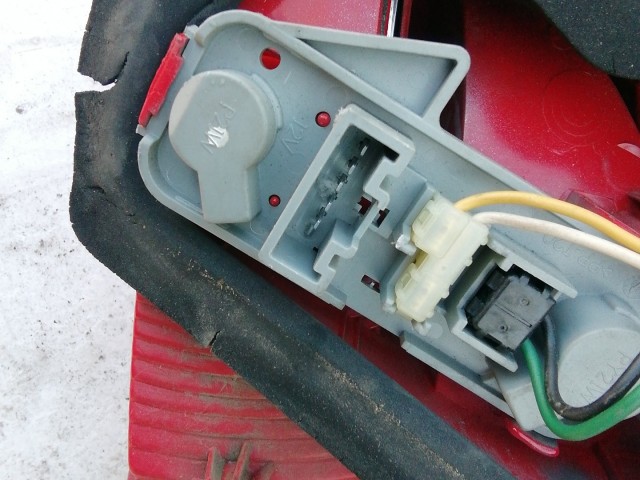 193664 Toyota Yaris II. 2006-2011 bal hátsó lámpa , a képen látható sérüléssel