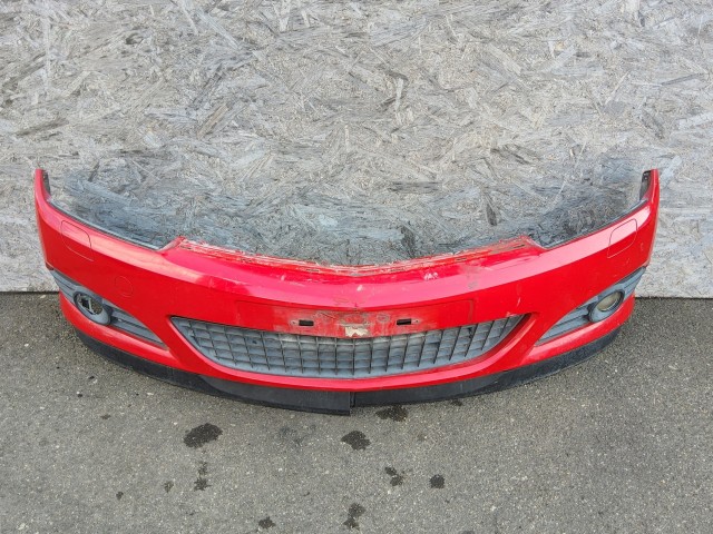 197668 Opel Astra H 2004-2007 első lökhárító, a képen látható sérüléssel