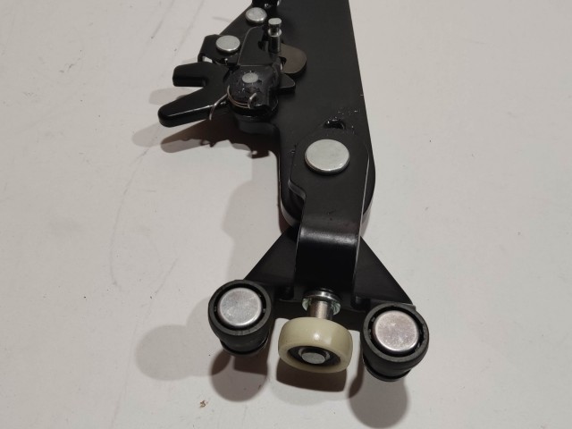 Fiat Doblo 2009-2022 utángyártott új bal oldali tolóajtó alsó görgő 52062455