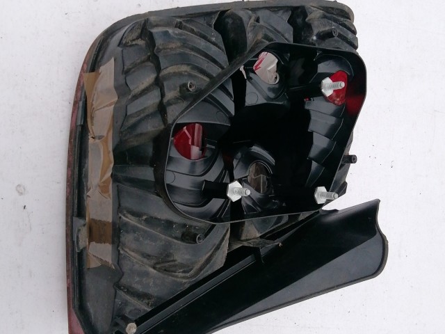 193954 Fiat Stilo 5 ajtós 2001-2003 Jobb hátsó lámpa, egy alsó fül törött.Működést nem befolyásolja