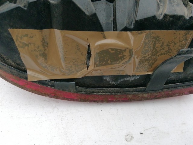 193954 Fiat Stilo 5 ajtós 2001-2003 Jobb hátsó lámpa, egy alsó fül törött.Működést nem befolyásolja