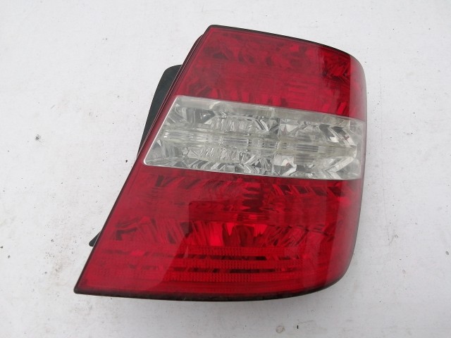 193954 Fiat Stilo 5 ajtós 2001-2003 Jobb hátsó lámpa, egy alsó fül törött.Működést nem befolyásolja