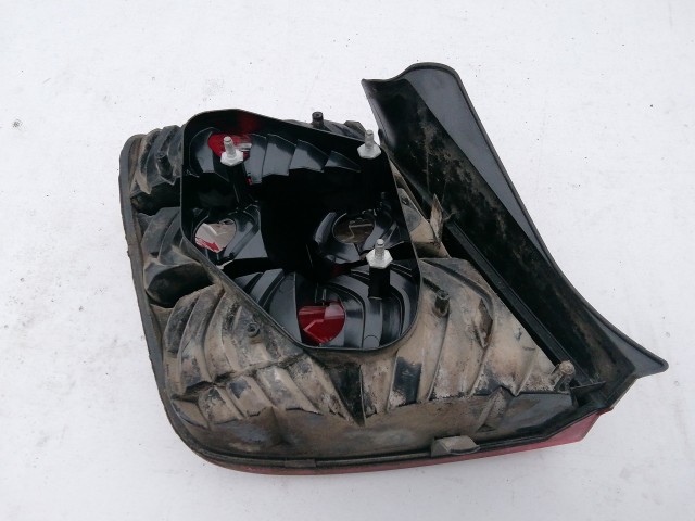 193953 Fiat Stilo 5 ajtós 2001-2003 Jobb hátsó lámpa, egy alsó fül törött.Működést nem befolyásolja