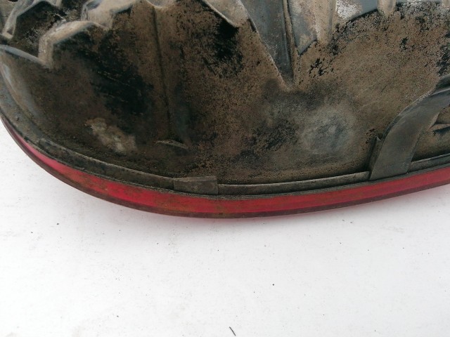 193953 Fiat Stilo 5 ajtós 2001-2003 Jobb hátsó lámpa, egy alsó fül törött.Működést nem befolyásolja