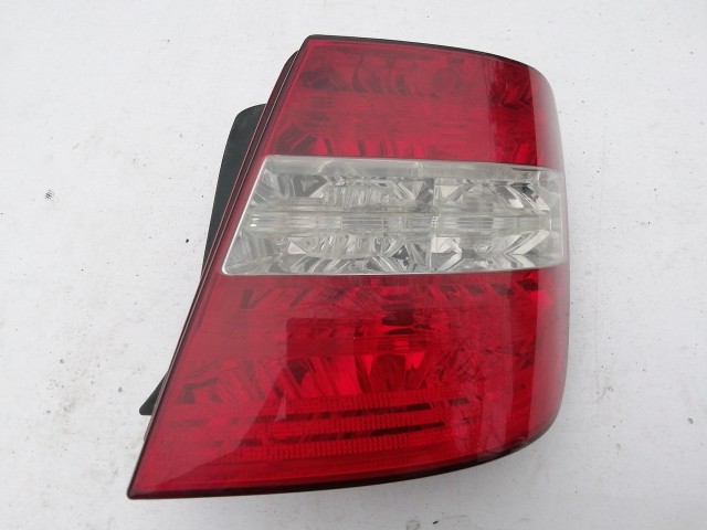 193953 Fiat Stilo 5 ajtós 2001-2003 Jobb hátsó lámpa, egy alsó fül törött.Működést nem befolyásolja