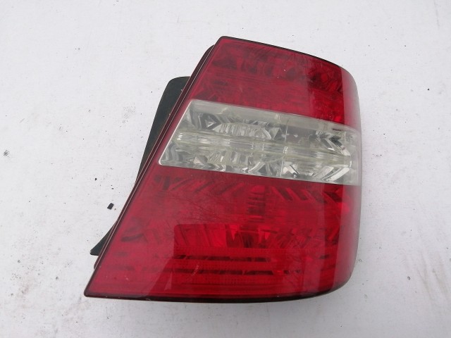 193952 Fiat Stilo 5 ajtós 2001-2003 Jobb hátsó lámpa, egy rögzítési pont törött, hiányzik!!!!