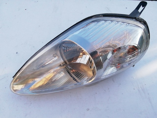 193930 Fiat Grande Punto 2005-2008 utángyártott bal első fényszóró, a képen látható egy rögzítő fűl töréssel!!!