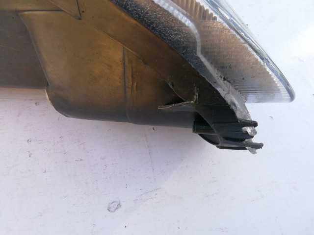 193930 Fiat Grande Punto 2005-2008 utángyártott bal első fényszóró, a képen látható egy rögzítő fűl töréssel!!!