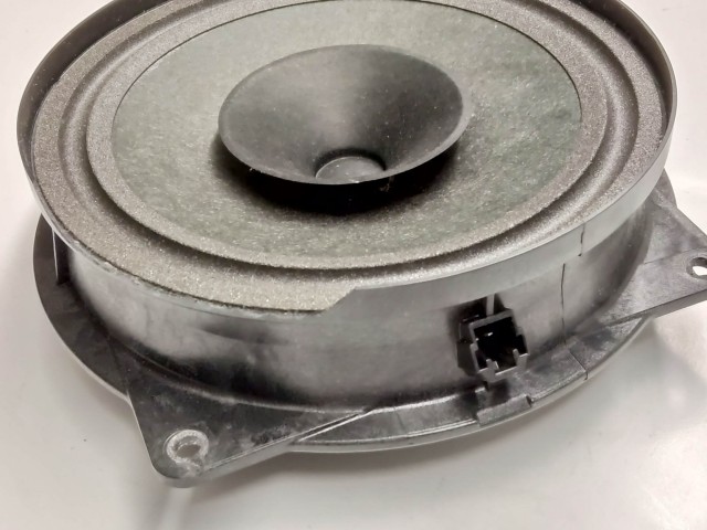 Lancia Musa, Ypsilon, Fiat Idea hátsó hangszóró, a képen látható sérüléssel