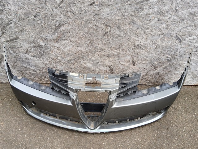 198184 Alfa Romeo 159 első lökhárító, alap kivitel ( nem mosós, nem Pdc-s) a képen látható sérüléssel 71777554