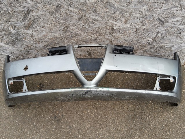 198184 Alfa Romeo 159 első lökhárító, alap kivitel ( nem mosós, nem Pdc-s) a képen látható sérüléssel 71777554