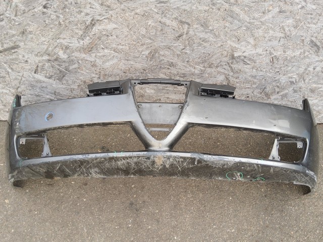 198185 Alfa Romeo 159 első lökhárító, alap kivitel ( nem mosós, nem Pdc-s) a képen látható sérüléssel 71777554