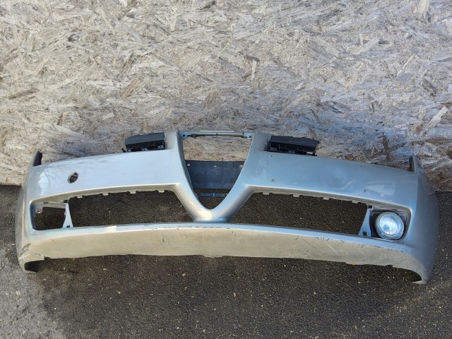 198193 Alfa Romeo 159 első lökhárító, alap kivitel ( nem mosós, nem Pdc-s) a képen látható sérüléssel 71777554