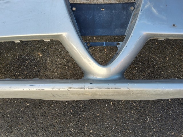 198193 Alfa Romeo 159 első lökhárító, alap kivitel ( nem mosós, nem Pdc-s) a képen látható sérüléssel 71777554