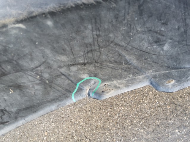 198196 Volkswagen Passat B5 1997-2005 1997-2005 Lökhárító Használt  első Fekete  a képen látható sérüléssel