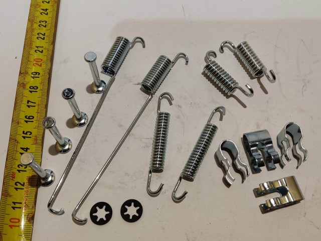 Fiat Punto II.III. , Panda II. utángyártott új hátsó fékbetét rögzítő rugó készlet, nem Abs-s kivitelhez