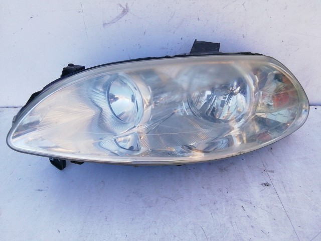 198404 Fiat Croma  2005-2008 Lámpa , Fényszóró Használt  sima a képen látható sérüléssel bal első  a képen látható sérüléssel