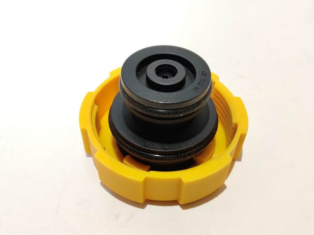 Alfa Romeo 159, Brera, Spider utángyártott új kiegyenlítő tartály sapka 60698806