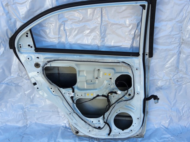 198601 Kia Rio 2011-2017 bal hátsó ajtó, a képen lázható sérüléssel