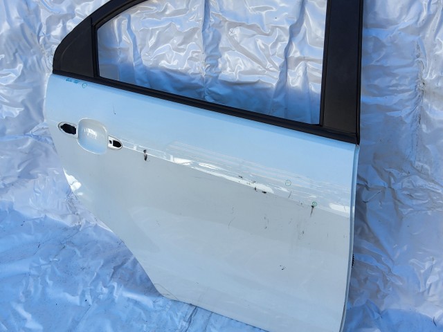 198605 Kia Rio 2011-2017 jobb hátsó ajtó, a képen látható sérüléssel