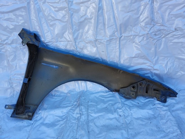 198606 Alfa Romeo 159, Brera, Spider szürke színű bal első sárvédő, a képen látható sérüléssel 