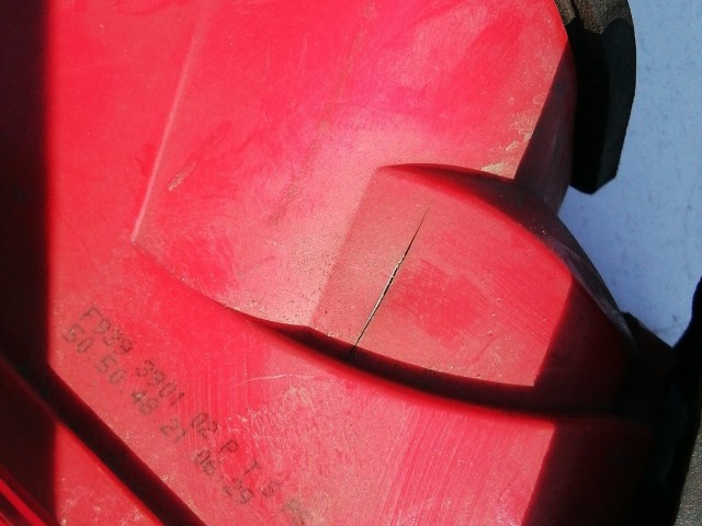 198318 Alfa Romeo 159 2005-2011 bal hátsó külső lámpa, izzófoglalat nélkül, a képen látható sérüléssel