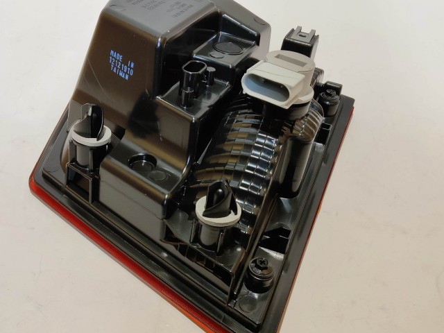 Fiat Freemont 2011-2015 utángyártott új, bal hátsó belső lámpa, sötétített kivitel!!! K68227131AA