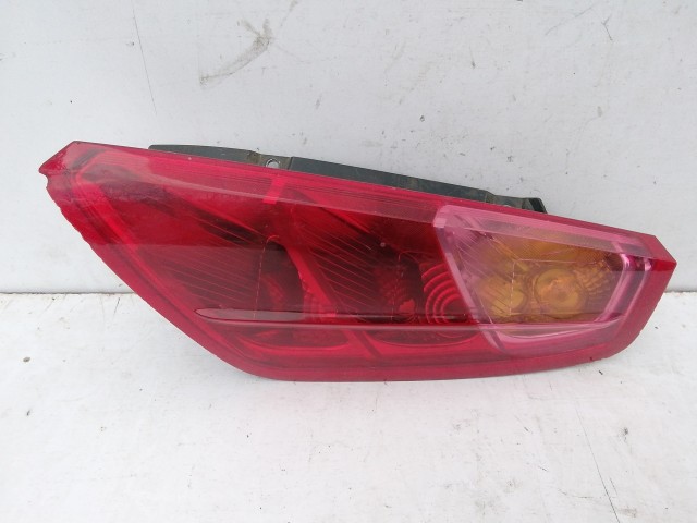 198532 Fiat Grande Punto jobb hátsó lámpa izzófoglalat nélkül, a képen látható sérüléssel