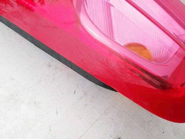 198529 Fiat Grande Punto jobb hátsó lámpa izzófoglalat nélkül, a képen látható sérüléssel