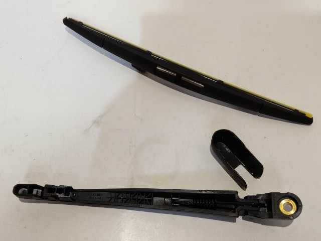 Mitsubishi Pajero IV utángyártott új hátsó ablaktörlő kar lapáttal