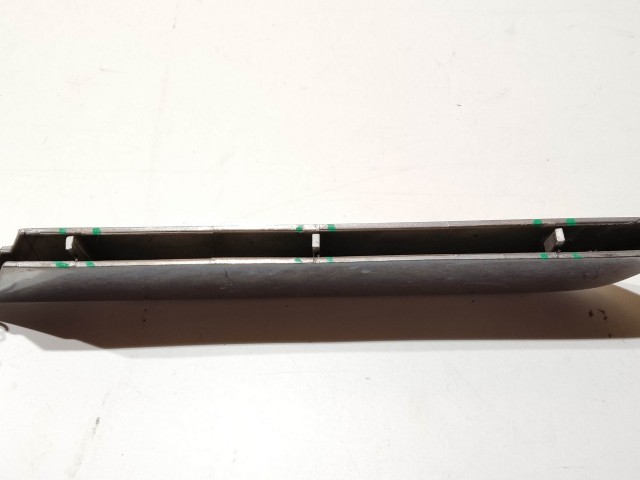 199023 Alfa Romeo 159 2005-2011 jobb első felső díszcsík, mindhárom rögzítő pöcök törött!