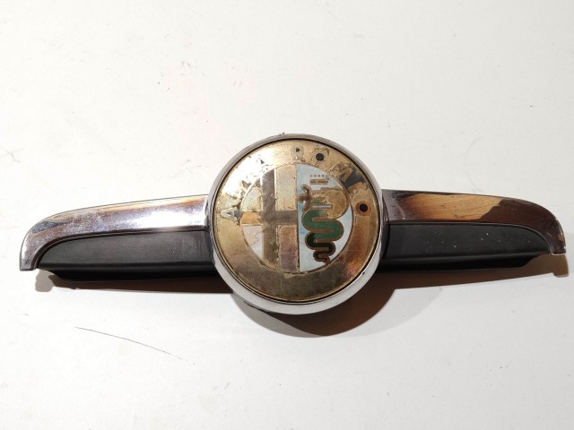 199039 Alfa Romeo 156 2003-2005 motorháztető embléma, a képen látható állapotban