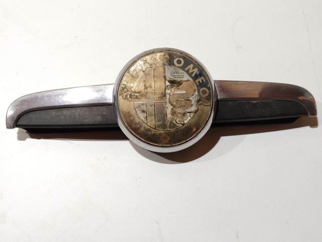 199040 Alfa Romeo 156 2003-2005 motorháztető embléma, a képen látható állapotban