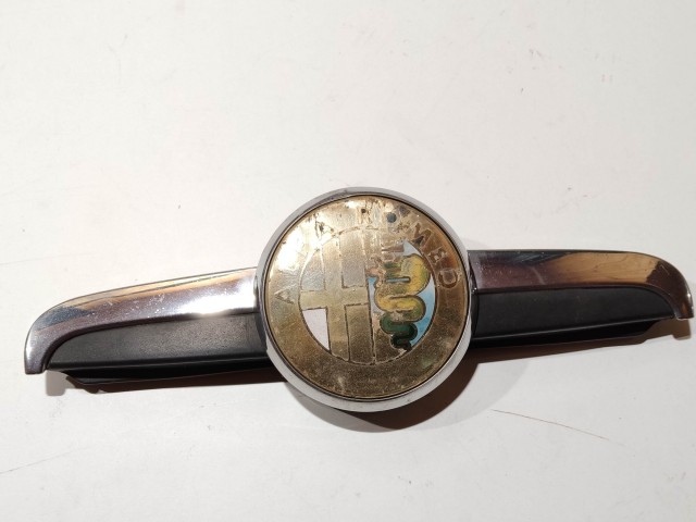 199043 Alfa Romeo 156 2003-2005 motorháztető embléma, a képen látható állapotban