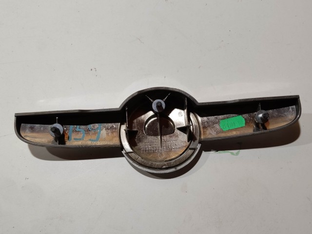 199048 Alfa Romeo 159 2005-2011 első embléma, embléma tartó a képen látható állapotban