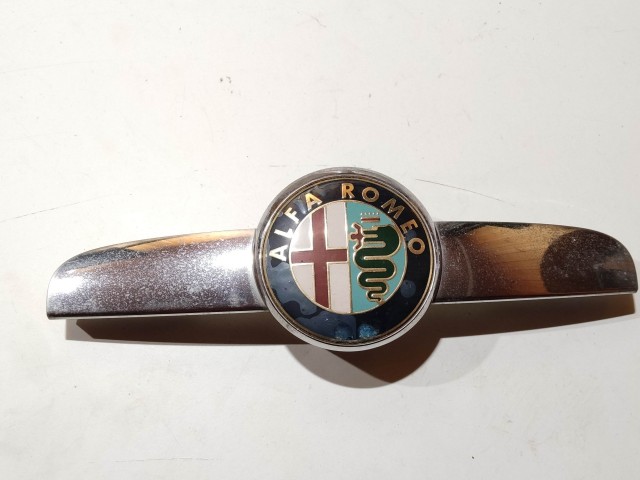 199048 Alfa Romeo 159 2005-2011 első embléma, embléma tartó a képen látható állapotban