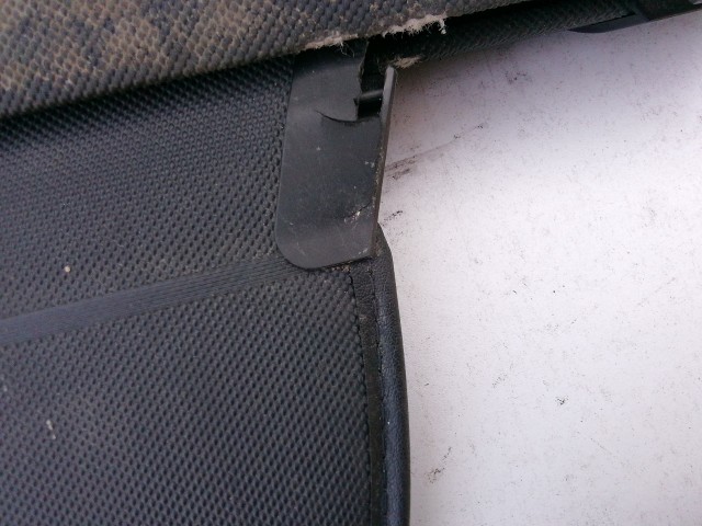 198835 Audi A6 (C6/4F) 2004-2011 Kalaptartó, a képen látható beakasztó sérüléssel