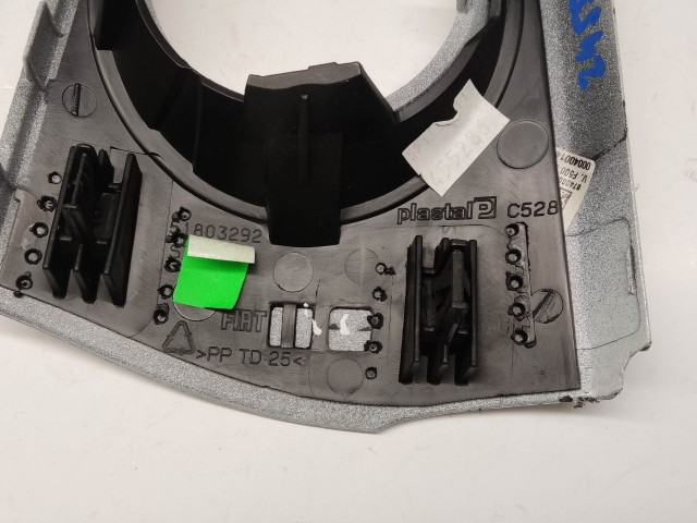 24552 Fiat 500 2007-2015 bal oldali, fehér színű műszerfalpárna betét