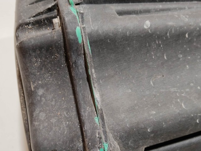 199201 Alfa Romeo 159 légszűrőház, a képen látható rögzítő fülek töröttek!