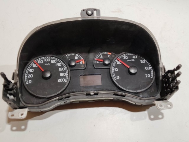 199416 Fiat Doblo 2005-2009 óracsoport (kilóméteróra), a képen látható sérüléssel