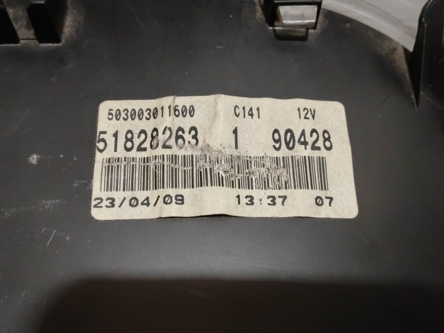199427 Fiat Grande Punto 2005-2009 benzines, nagy kijelzős óracsoport, a képen látható sérüléssel 51828263