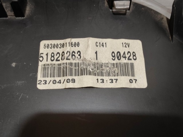 199427 Fiat Grande Punto 2005-2009 benzines, nagy kijelzős óracsoport, a képen látható sérüléssel 51828263