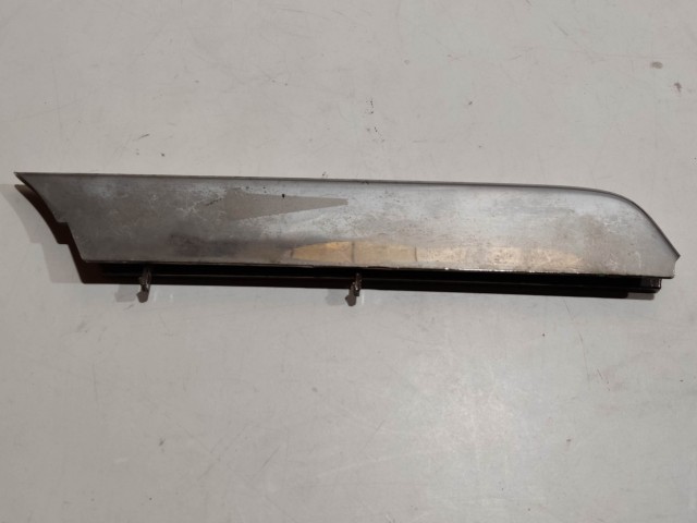 199471 Alfa Romeo Alfa Romeo 159 2005-2011 bal első felső díszcsík, egy rögzítőpöcök töréssel!