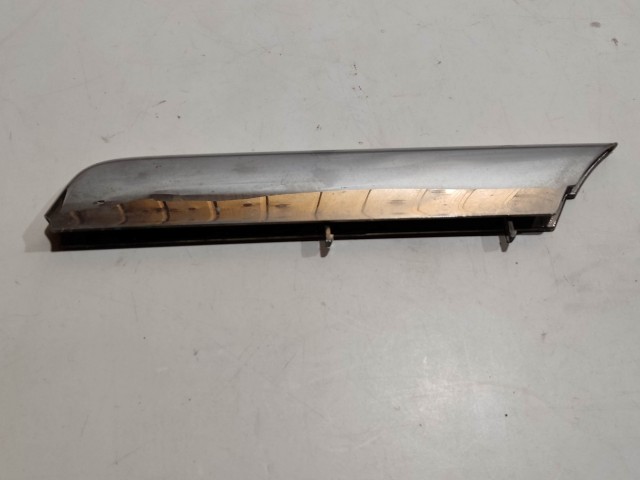 199471 Alfa Romeo Alfa Romeo 159 2005-2011 bal első felső díszcsík, egy rögzítőpöcök töréssel!