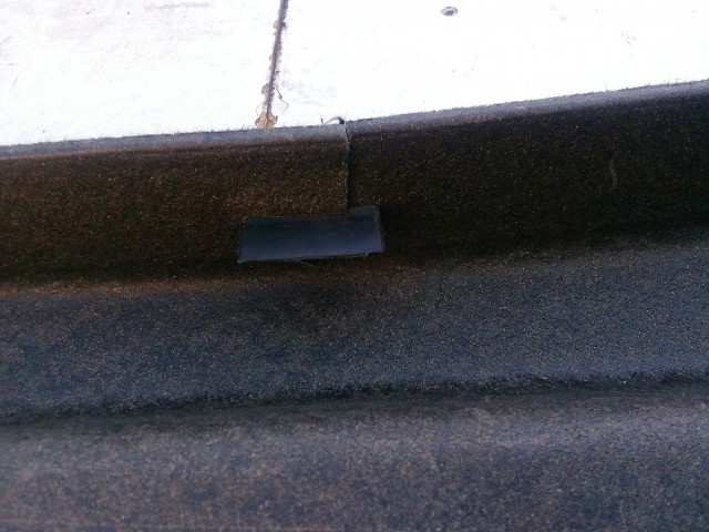 198919 Dacia Sandero II. 2012-2020 kalaptartó, a képen látható sérüléssel