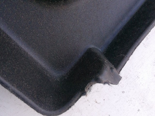 198919 Dacia Sandero II. 2012-2020 kalaptartó, a képen látható sérüléssel