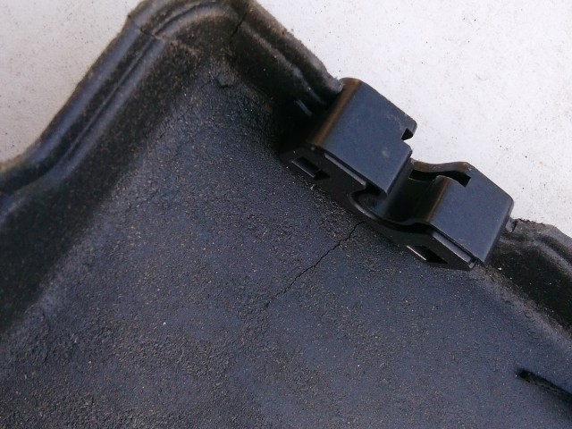 198904 Chevrolet Aveo 2008-2011 Kalaptartó, a képen látható sérüléssel