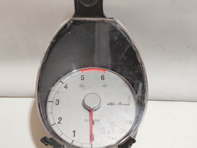 Alfa Romeo 156 Crosswagon fordulatszámmérő,  a képen látható sérüléssel