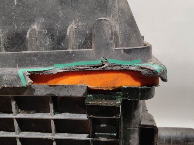 199515 Alfa Romeo GT, 147 1,9 Diesel légszűrőház a képen látható sérüléssel 46794400