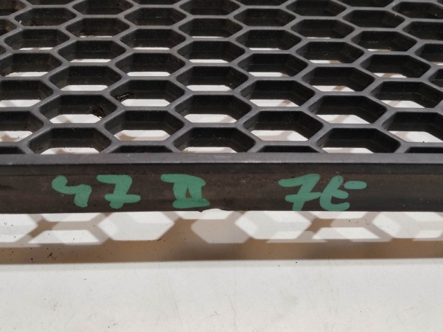 199527 Alfa Romeo 147 2005-2010  Jobb első díszrács a képen látható sérüléssel